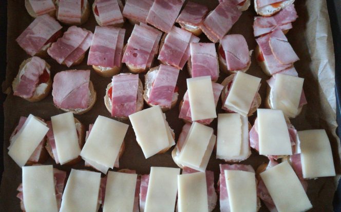 3. Naskládaná slanina a sýr